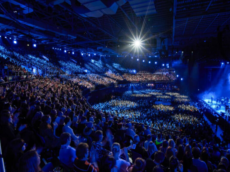 Atmosfera unui concert live la Londra, una dintre cele mai populare destinații europene pentru city break-uri și evenimente muzicale.